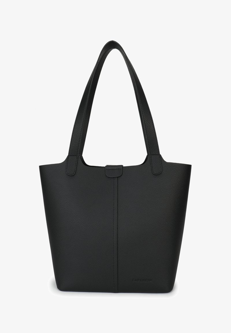 Sac cabas en cuir noir texturé avec deux longues poignées et une petite fermeture par lanière sur le devant, design simple et structuré.
