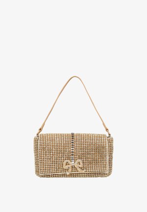 Kleine rechthoekige gouden avondtas bedekt met strasssteentjes, voorzien van een bovenhandgreep en een strikdetail van strass op de klep.