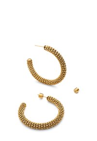 Pendientes de aro de oro con un diseño texturizado y perlado. Cuentan con un cierre de pin y un acento cilíndrico adicional. Acabado liso por completo.