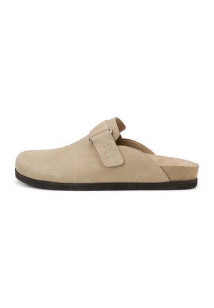 Beiger Wildleder-Slipper-Clog mit verstellbarem Riemen und schwarzer Sohle, Seitenansicht auf weißem Hintergrund.