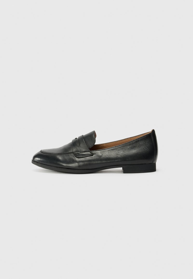 Sort læderloafers med rund tå, lav hæl og syninger foran. Glat tekstur, minimalistisk design og slip-on stil.