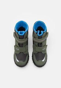 Zelené a černé boty s modrým podšíváním. Suché zipy, gumové podrážky a texturovaný svršek. Výrazné bílé detaily na bocích.