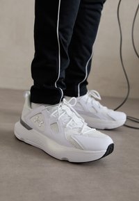 Unselected, white/metallic silver