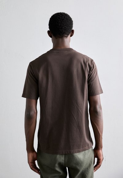 T-shirt marron à manches courtes, en coton, avec un col rond et une coupe décontractée. Design simple, peu de détails, sans motifs ni accents visibles.