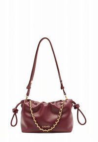 Schultertasche aus burgunderrotem Leder mit Kettenakzent und verstellbarem Trageriemen. Verfügt über einen gerafften oberen Teil und ein Logo-Detail auf der Vorderseite.