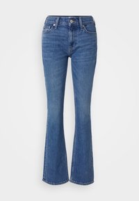 Jeans de mezclilla acampanados en un lavado azul medio, con una cintura alta, diseño de cinco bolsillos y un desgaste sutil en los muslos.