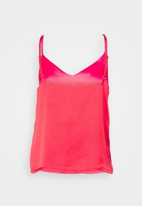 Różowy bezrękawnik z dekoltem w serek, wykonany z lekkiego materiału, z delikatnym wzorem teksturowym i regulowanymi ramiączkami.