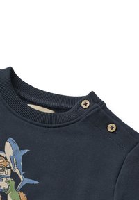 Felpa blu navy con collo a giro, polsini a costine e due bottoni in legno sulla spalla; decorata con un design grafico di animali multicolore.