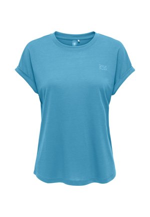 Camiseta azul de manga corta con puños enrollados y pequeño logo blanco "ONLY PLAY" en la parte superior izquierda del pecho.