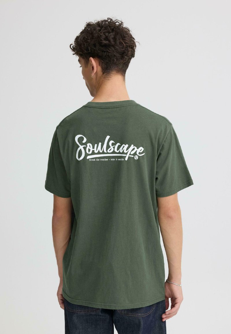 T-shirt en coton vert à manches courtes, avec un logo blanc "Soulscape" et un texte au dos, col rond et coupe décontractée.