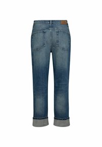 Vaqueros de mezclilla en azul medio con desgaste. Presenta cinco bolsillos, detalles cosidos y un dobladillo enrollado. Etiqueta en la cinturilla trasera.