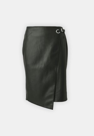 Schwarzer Leder-Wickelrock mit silbernen Akzenten und Schnallendetail. Glatte Textur, figurbetonte Silhouette und asymmetrischer Saum.