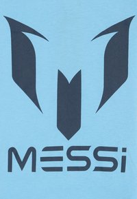 Hele-sinine T-särk, millel on suur tume-sinine logo abstraktsete kujunditega ja allpool logo stiiliseeritud fonti kasutav tekst "MESSI".