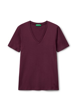 T-shirt a maniche corte, viola intenso, con scollatura a V e etichetta verde dei United Colors of Benetton all'altezza del colletto, disteso su uno sfondo bianco.