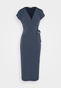 Robe portefeuille bleu marine longueur genou avec manches courtes et détail de nouage sur le côté, avec des plis près de l'encolure.