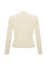 Přizpůsobený krémový blazer se strukturovaným střihem, dlouhými rukávy a jemným detaily švů, vyrobený z hladkého materiálu. Zobrazeno ze zadní strany.