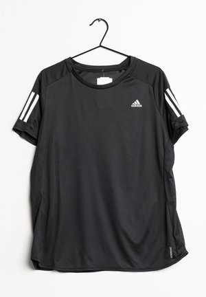 Sort Adidas atletisk T-shirt med korte ærmer med hvidt logo på brystet, tre hvide striber på ærmerne og teksten "AEROREADY" nær sømmen, hængende på en sort bøjle.