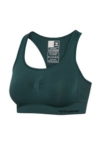 Groene sportbeha met een gestructureerde stof, voorzien van een racerback-ontwerp, subtiele stikdetails en een zwart logo ter hoogte van de taille.