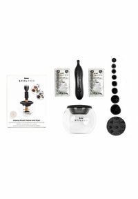 StylPro sminkborste rengörings- och torkningsset, med en transparent glasbowl, ett svart motorhandtag och flera svarta borstadaptrar.