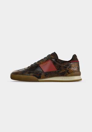 Lavtopet sneakers med brun og sort slangeskinds mønster, rød sidepanel, olivengrønne snørebånd, og beige sål på hvid baggrund.