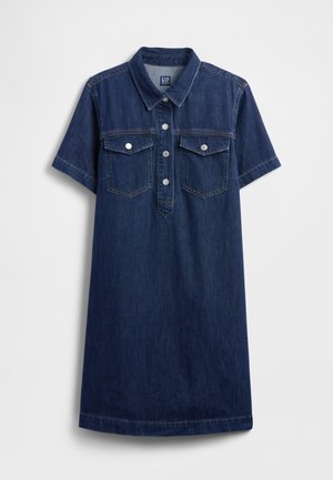 Vestido camisa de ganga azul escuro com colarinho, mangas curtas, abotoamento frontal e dois bolsos no peito com acessórios prateados.