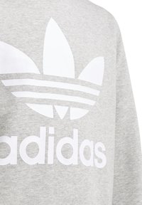 Grå sweatshirt i bomullsblandning, med stort vitt Adidas-logotyp och bladdesign på framsidan med horisontella ränder under.