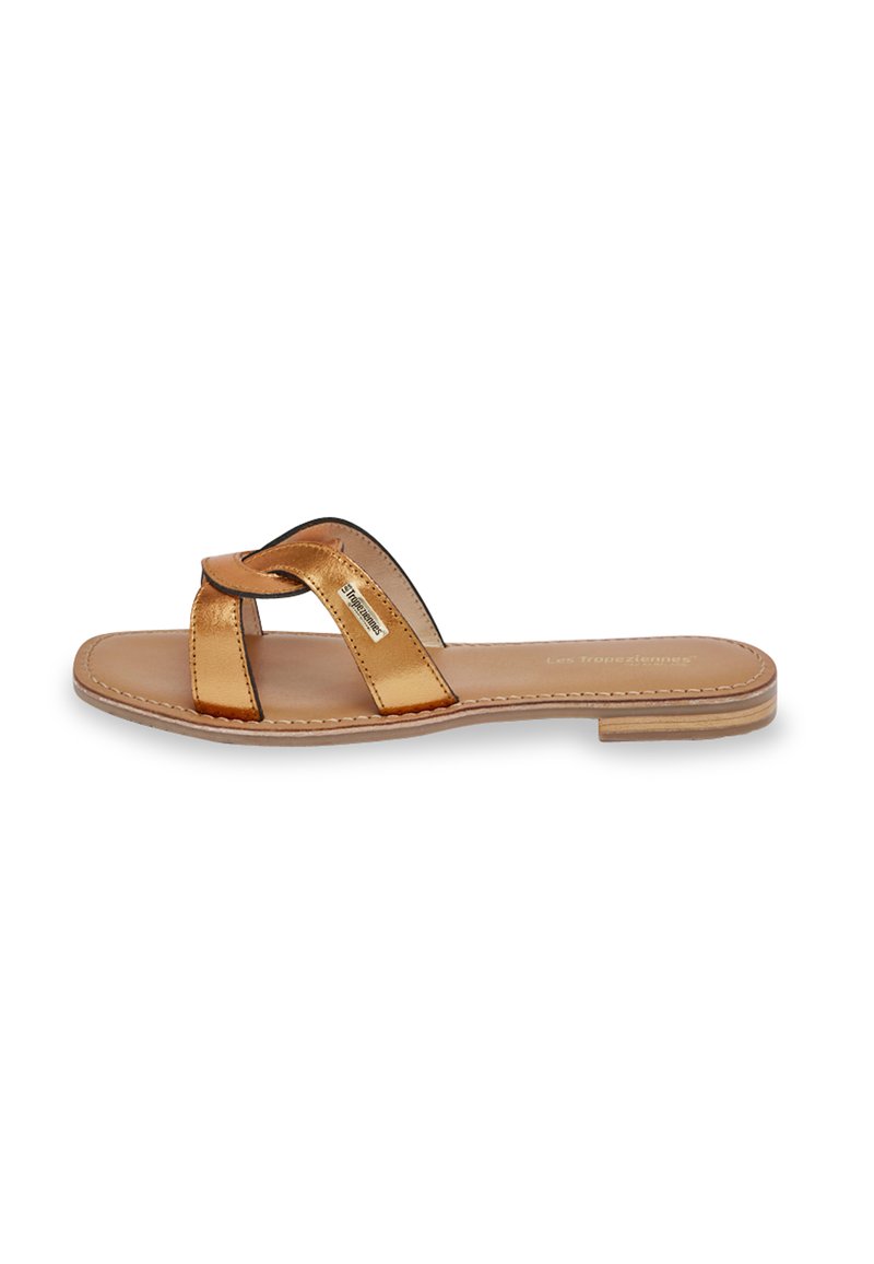 Sandal aperta con punta aperta, realizzata in pelle metallica bronzo con cinturini intrecciati e suola color tan, marchiata "Les Tropeziennes" sulla soletta.