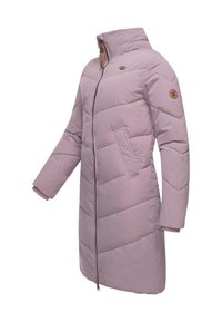 Lys lilla polstret kåpe med høy krage, frontglidelås og sidelommer. Har diagonalt quiltet mønster og merkede detaljer.