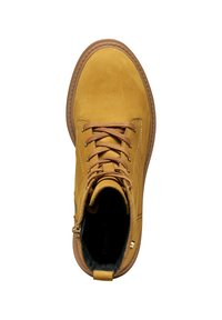Botín de ante amarillo hasta el tobillo con cordones marrones, cremallera lateral, puntera redonda y suela contrastante en tostado. Textura suave con detalles de costura mínimos.