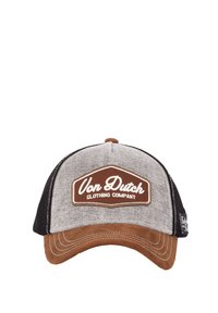 Casquette trucker grise et noire avec une visière en suède marron. Présente un logo brodé au centre, un devant structuré et un dos en maille.