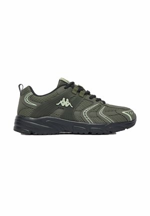 Scarpa da ginnastica sportiva verde scuro e nera con pannelli in mesh, lacci neri e logo bianco sul lato, vista dal lato esterno.
