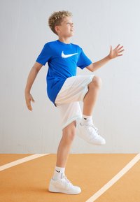 Nike Performance DF UNISEX - Pantalón corto de deporte - white/glacier blue