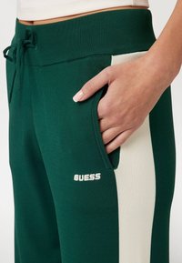 Guess TECH  - Treningo apatinė dalis - grün