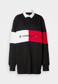 Čierna polo košeľa s dlhým rukávom a bielym golierom, dizajn s farebnými blokmi s červenými, bielymi a námorníckymi pruhmi, a vyšitým logom "tommy girl" so hviezdami.
