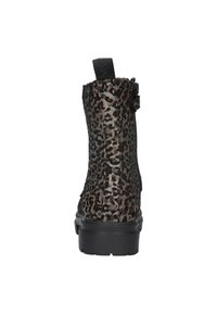 Stivale alla caviglia in stampa leopardata con tessuto texture, dettagli neri, zip laterale e suola nera chunky. La vista posteriore mostra i dettagli del design.