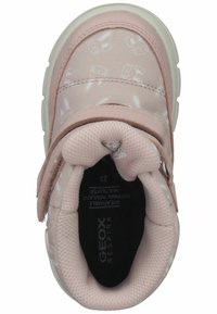 Lyserød børnesko med en let, tekstureret overdækning, der har et kaninmønster, velcro-rem, polstret indre og gummisål.