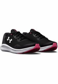 Chaussures de sport noires avec une tige en mesh texturé, semelle intercalaire blanche et accents de semelle rose. Présente des lacets noirs et un logo sur le côté.