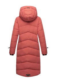 Garšīgs, mīksts mētelis korallkrāsā ar kapuci. Piedāvā čevronu rakstu, regulējamas piedurknes un logotipa birku apakšā.