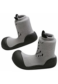 Calcetines de tobillo grises con suela de goma negra. Presentan un tejido acanalado en la parte superior y textura antideslizante en la suela, con una tira en la parte trasera.