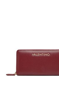 Portafoglio in pelle bordeaux con finitura texturizzata, caratterizzato da un logo "VALENTINO" in oro sul davanti e una chiusura con zip per una conservazione sicura.