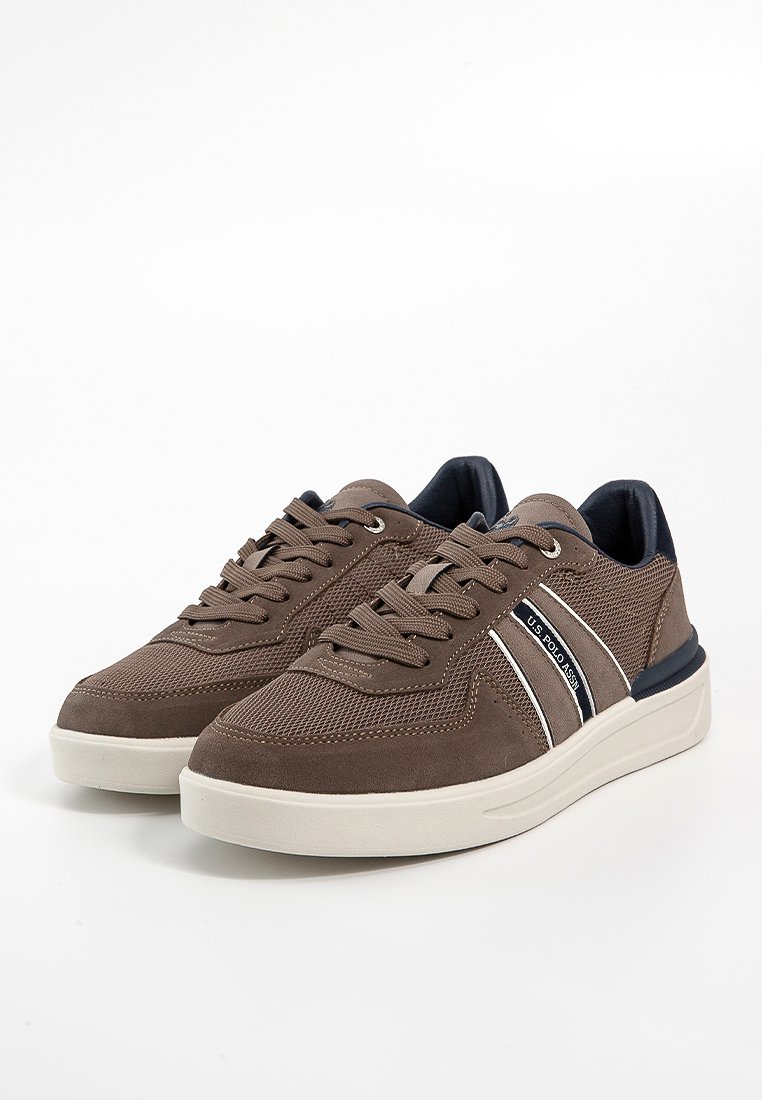Bruine suede en mesh sneakers met witte en marineblauwe strepen, vetersluiting en een rubberen zool. Ronde neus en gewatteerde kraag voor comfort.