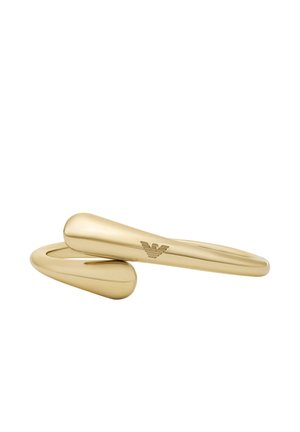 Pieza de joyería en tono dorado con un diseño suave y curvado y un acabado pulido. Detalle sutil del logotipo en relieve en un lado.