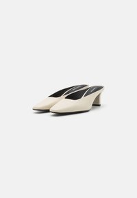 Calvin Klein HEEL MULE - Korolliset pistokkaat - turtle dove