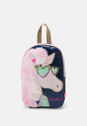 Sac à dos enfant marine avec licorne rose duveteuse portant des lunettes de soleil en forme de cœur et design en cristal, anse dorée sur le dessus.