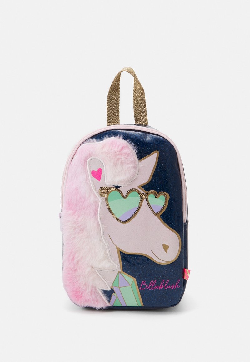 Granatowy plecak dziecięcy z różowym, puszystym jednorożcem w okularach przeciwsłonecznych w kształcie serca i kryształowym wzorem, złota rączka na górze.
