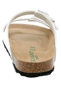 Sandal bianca senza lacci con suola in sughero, cinturini in pelle testurizzata e suola in gomma nera. Presenta una finitura liscia e un design minimalista.