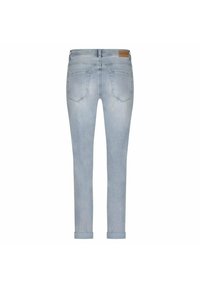 Jeans en denim bleu clair avec une coupe ajustée, cinq poches et des ourlets retroussés. Texture lisse avec des détails de décoloration subtils à l'arrière.