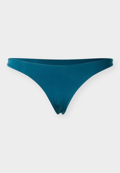 Τιρκουάζ κάτω μέρος μπικίνι από λείο υλικό· διαθέτει χαμηλή μέση και λεπτές πλαϊνές τιράντες· ελάχιστη κάλυψη με συγκεντρωμένο κέντρο.