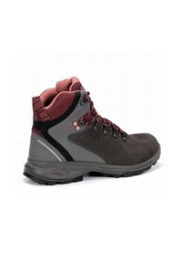 Bota de senderismo en gris oscuro y burdeos; cuenta con parte superior de ante texturizado, forro de malla, ojales de metal y suela de goma duradera con tracción.