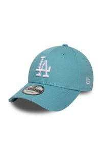 Boné de beisebol azul claro com bordado branco "LA", visera curvada, fita ajustável e tecido texturizado. Apresenta um adesivo de logotipo na aba.